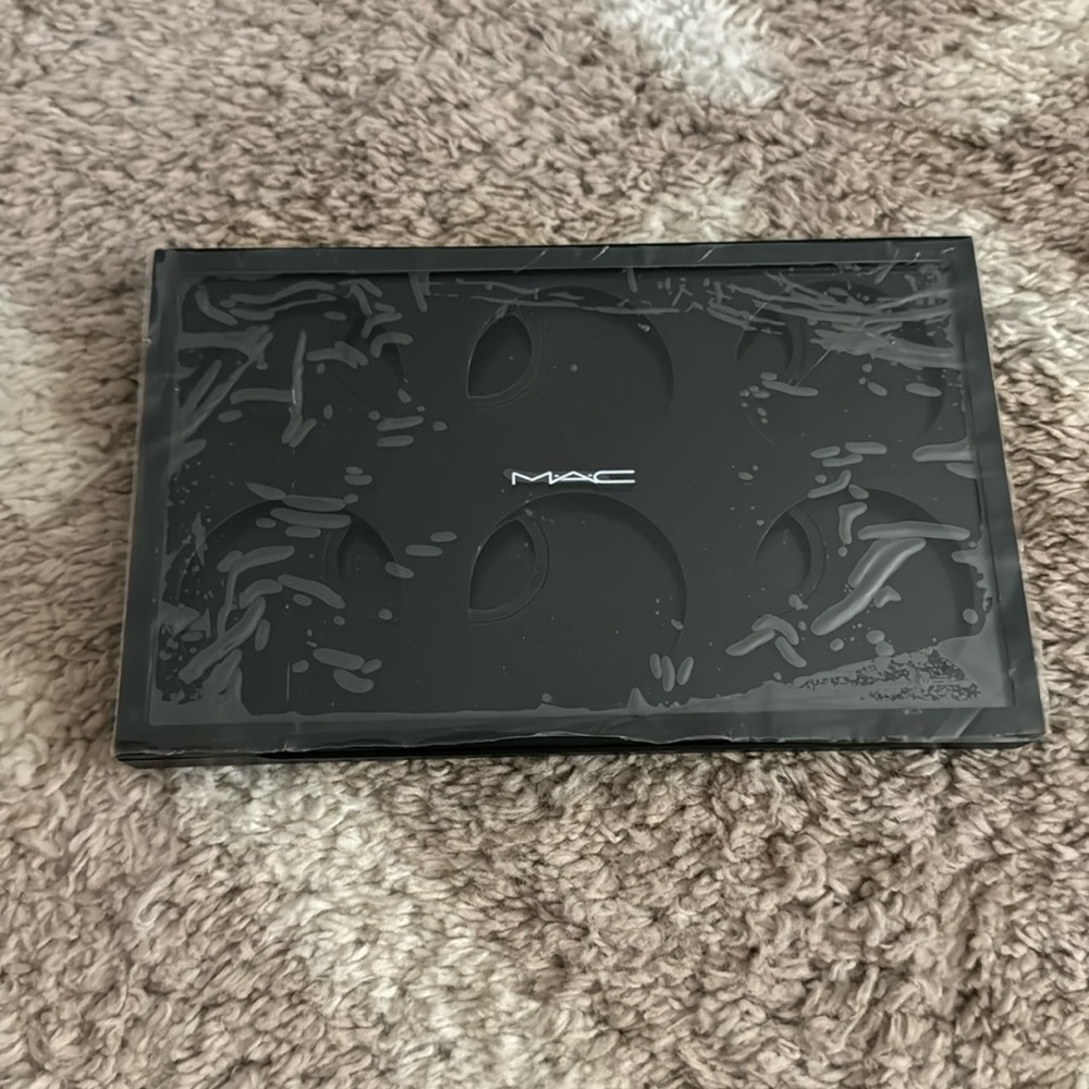 MAC COSMETICS ARTISTRY